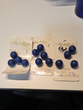Vintage Modella Blue Buttons Round